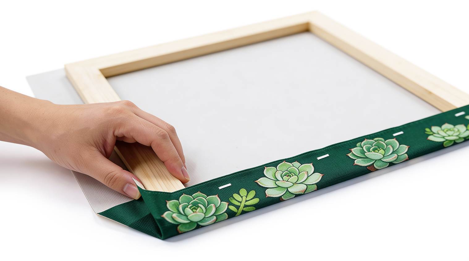 Het bespannen van het doek om het spieraam